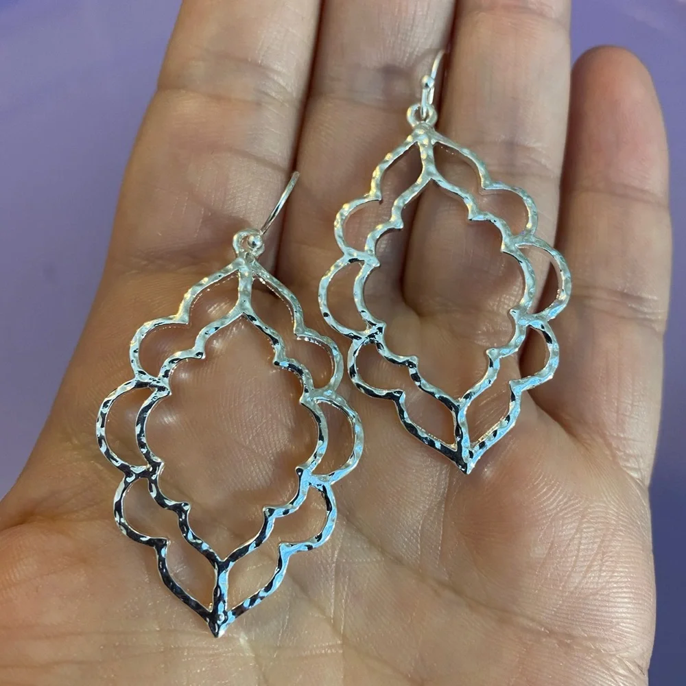 NEW!๐๐GORGEOUS! DROP EARRINGS!๐๐MOROCCAN INSPIRED DESIGN! SILVER TONE! LOVE! - Picture 6 of 6